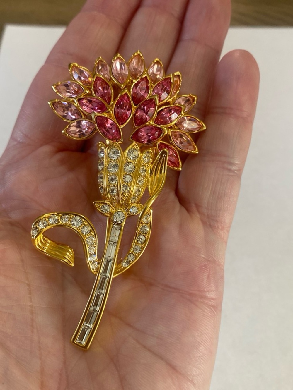 1990’s Nolan Millar gold-Tone Pink Crystal Flower Brooch - Elegant Women's Jewel